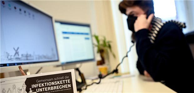 Mitarbeiter eines Gesundheitsamts während der Corona-Pandemie: Sind die Gesundheitsämter in Baden-Württemberg inzwischen krisenresilienter als vor der Pandemie?