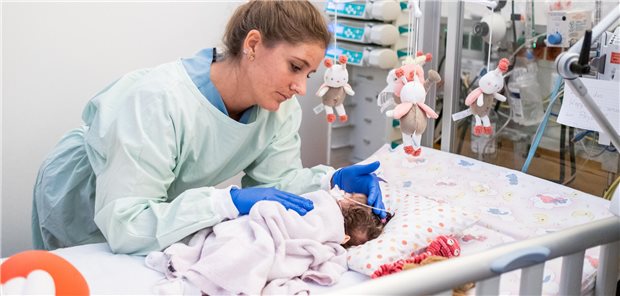 Versorgung eines Säuglings auf einer Kinderintensivstation. Die Unionsfraktion im Bundestag fragt nach Zahlen, wie viele Pflegeazubis eine pädiatrische Vertiefung anstreben.
