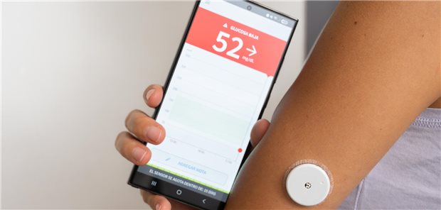Die wenigsten Diabetes-Patienten reagieren adäquat auf Hypoglykämie Patient mit Hypoglykämie, der seinen Blutzuckerspiegel mit einem kontinuierlichen Blutzuckermesssensor und einer Smartphone-App überwacht.
