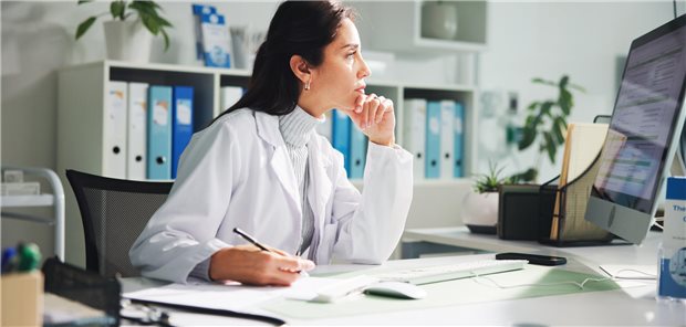 Online-Rechner verrät Zehn-Jahres-Risiko für Leberzirrhose und Leberkrebs Eine Ärztin betrachtet auf ihrem Computer die Ergebnisse eines Risikokalkulators zur Einschätzung des Risikos eines Patienten für schwere unerwünschte Leberereignisse.