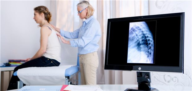 Das ist neu bei axialer Spondyloarthritis Untersuchung des Rückens einer Patientin durch eine Rheumatologin.