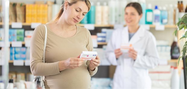 Paracetamol in der Schwangerschaft? Mögliche Folgen für Töchter Schwangere Frau in der Apotheke