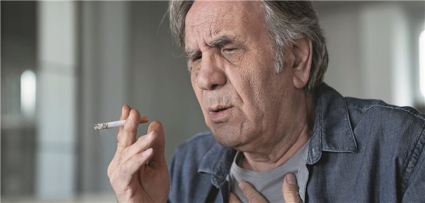 Studie: Das könnten bessere Auswahlkriterien fürs Lungenkrebs-Screening sein Ein älterer Mann raucht eine Zigarette