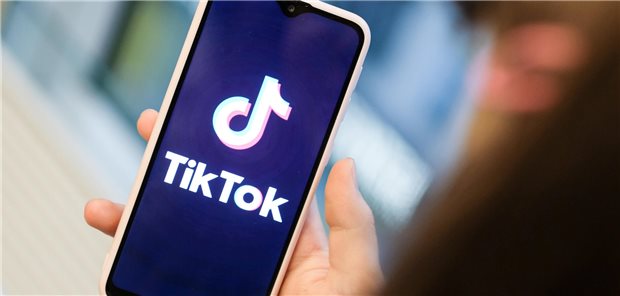 TikTok App auf dem Handy geöffnet