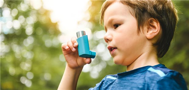 Unkontrolliertes Asthma: Welches Biologikum beim Kind? Ein kleiner Junge mit einem Asthmaspray .