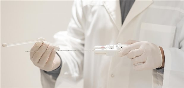 Prostatakrebs: Urintest kann Biopsien ersparen Ein Arzt bereitet eine Biopsie vor.