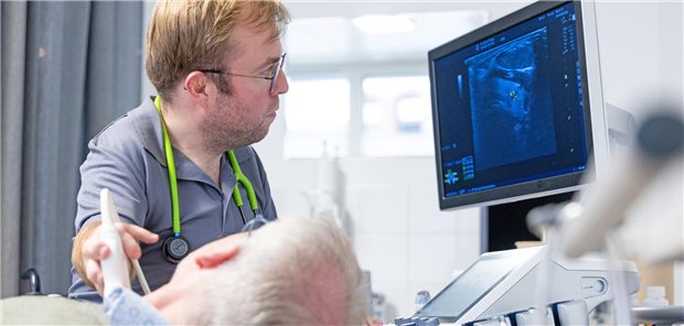 Mediziner Leopold Rupp lässt sich von seiner diastrophischen Dysplasie nicht ausbremsen Dr. Leopold Rupp führt eine Ultraschalluntersuchung durch.