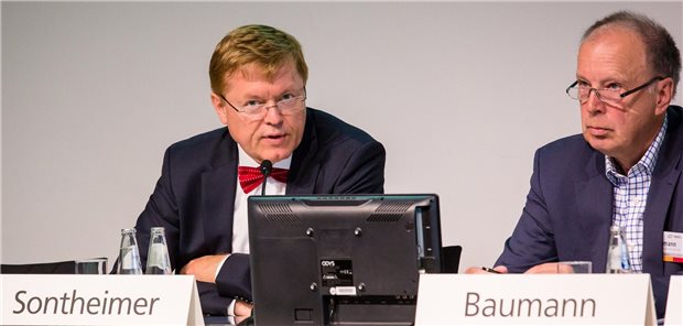 Mehr Spielraum für moderne Prozesse in der Klinik Dr. med. Gerhard M. Sontheimer (ANregiomed, Region Ansbach) und Holger Baumann (Kliniken der Stadt Köln, v.l.) haben in der Praxis gute Erfahrungen mit Systempartnerschaften gemacht.