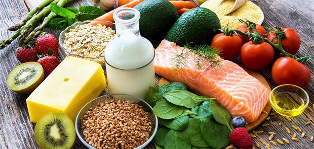 Wie die richtige Ernährung im Alter vor Gebrechlichkeit und Sarkopenie schützen kann Kiwi, Käse, Milch, Lachs, Haferflocken etc.