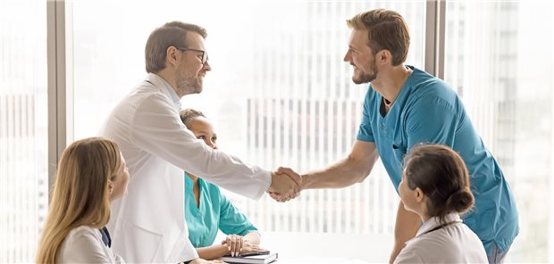 Wenn Mitarbeiter gehen: Praxisteams sollten diese acht Punkte beim Offboarding beachten Praxischef verabschiedet per Handschlag gehenden Mitarbeiter.