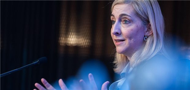 77 Seiten Sprengstoff: GKV-Spitzenverband legt Sparliste vor – und will wieder zurück zu den Budgets Bundesgesundheitsministerin Nina Warken lächelt vor der Auftaktsitzung der Finanzkommission in die Kamera.