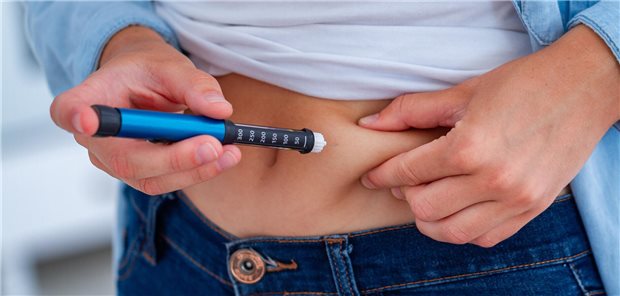 Vorsicht bei Insulininjektionen: Nicht immer dieselbe Stelle nehmen Diabetespatientin spritzt sich Insulin mit Insulinpen