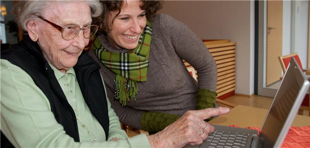 Demenz-Leitlinie: Empfehlungen für Antikörpertherapien aufgenommen Eine alte Dame und eine Betreuerin zusammen vor einem Bildschirm