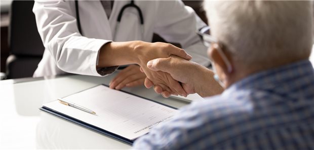 Rheumatoide Arthritis in der Hausarztpraxis: Kein Prednisolon „ex juvantibus“! Fehlt schmerzbedingt und durch Entzündungen in den Fingergrundgelenken die Kraft? Ein Händedruck sagt hier viel aus. (Symbolbild mit Fotomodellen)