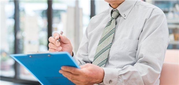 Subjektive Krankheitsbelastung bei Krebs prognostisch relevant Ein älterer Herr, der einen medizinischen Fragebogen ausfüllt.