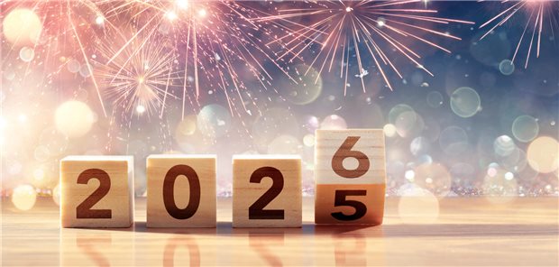 Das ändert sich 2026 für Praxen Ein Würfel springt von 5 auf 6 um. Dies symbolisiert den Jahreswechsel von 2025 auf 2026; dahinter Feuerwerk.