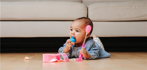 Bronchoskop und Honig: Was bei verschluckten Fremdkörpern zu tun ist Ein kleines Kind spielt mit kleinteiligem Speilzeug und führt sich dieses an den Mund.