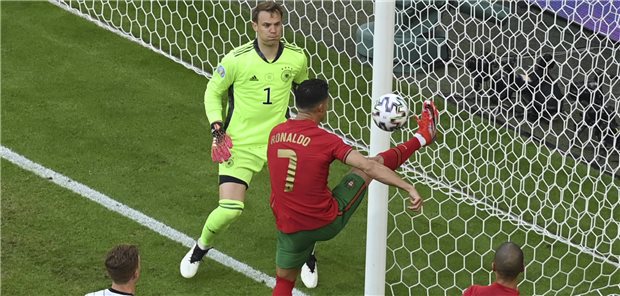 WM-Kolumne: Spitzensport schützt – und hinterlässt Spuren Cristiano Ronaldo schießt auf das Tor von Manuel Neuer.
