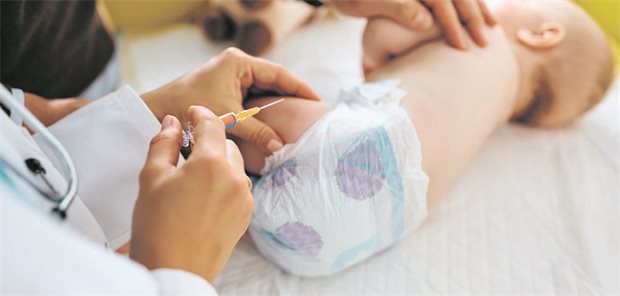 RSV: Säuglings-Immunisierung könnte Hospitalisierungen erheblich reduzieren Ein Säugling bekommt eine Impfung in den Oberschenkel.