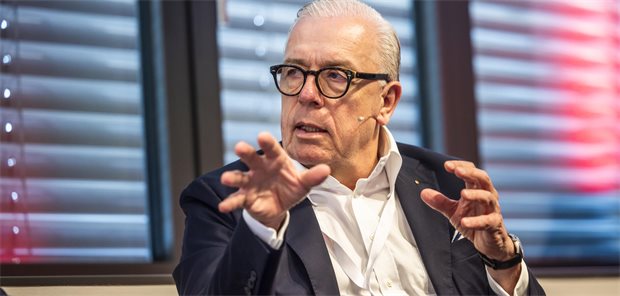 Hartmannbund-Chef Reinhardt: Ärztliche Behandlungs- und Beratungshoheit in Gefahr Bundesärztekammer-Präsident Dr. Klaus Reinhardt spricht bei einer Diskussionsveranstaltung.