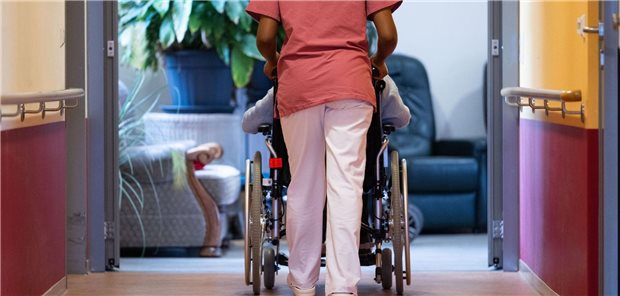 Verbraucherschützer: Pflege im Alter gerät immer mehr zum Armutsrisiko Auf einem Klinikflur schiebt eine Pflegekraft eine ältere Patientin.