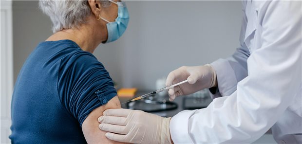 Wie gut die RSV-Impfung bei Erwachsenen wirkt – und ankommt Eine ältere Frau bekommt eine Impfung in den rechten Oberarm.