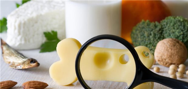 DMP Osteoporose aktualisiert: Mehr Ärzte dürfen koordinieren, Männer ab 50 können teilnehmen Illustrationsbild: Ein Knochen, der wie ein Schweizer Käse mit Löchern aussieht.