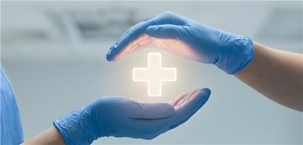 Verkauf geplant? So steigern Sie den Wert Ihrer Praxis ein medizinisches Kreuz zwischen zwei Händen