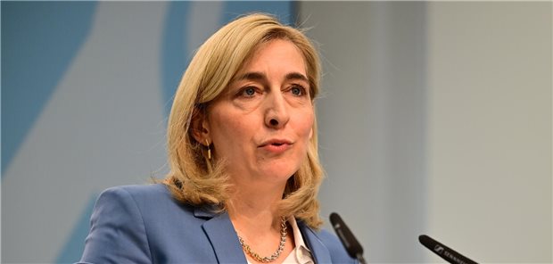 „Großbaustelle GKV-Finanzen“: Ministerin Warken stellt umfassendes Sparpaket vor Nina Warken steht vor einem Mikro auf einer Pressekonferenz.