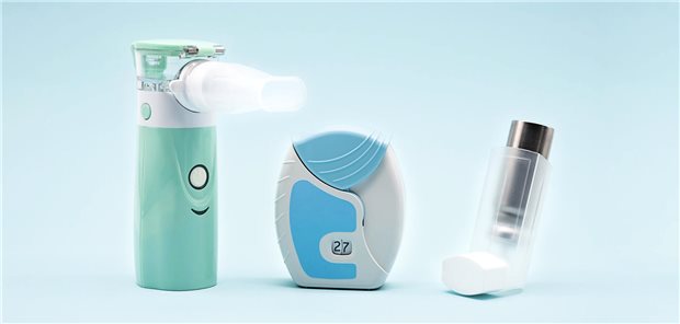 COPD: LAMA-LABA-Inhalatoren im Vergleich Drei Inhalationssysteme nebeneinander: Soft-Mist-Inhalator, Pulverinhalator und Dosieraerosol.