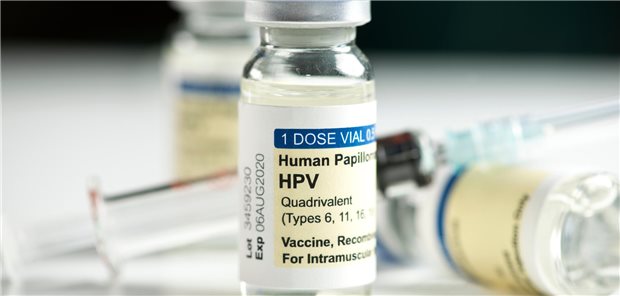 AOK Hessen informiert 17.000 Haushalte über HPV-Impfung Vials mit HPV-Impfstoff und Spritze