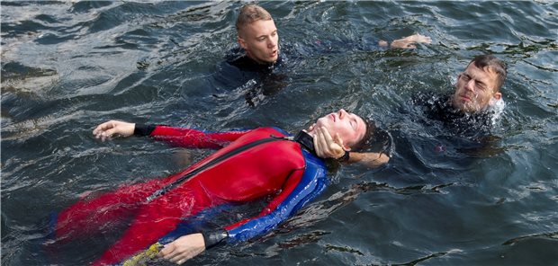 Jeder Zweite traut sich nicht, einen Ertrinkenden zu retten 52,4 Prozent der befragten Männer sind der Überzeugung, sie könnten jemanden aus einer Notsituation im Wasser retten.