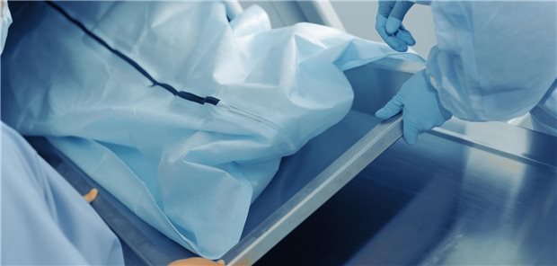 So häufig wird der Krebs erst nach dem Tod erkannt Vorbereitung für die Obduktion eines Leichnams.