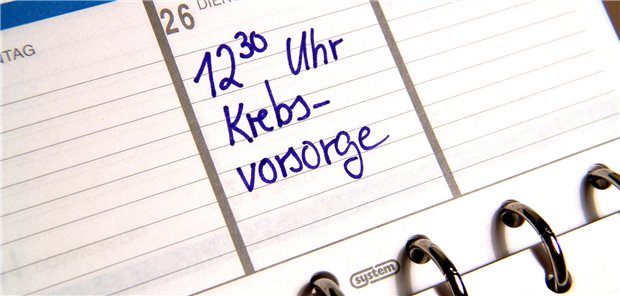 Erinnerung im Kalender: ein Termin beim Arzt zur Krebsvorsorge.