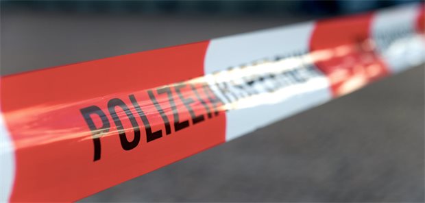 Es droht ein Strafverfahren? Mit diesen Tipps sind Ärztinnen und Ärzte gerüstet Ein Absperrbald mit Polizei-Aufschrift.