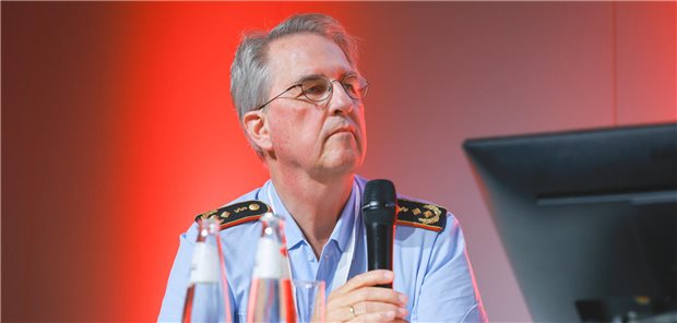 Resilienz klappt nur, wenn Militär und zivile Ärzteschaft zusammenarbeiten Generalstabarzt Dr. Michael Zallet auf einem Podium beim Hauptstadtkongress in Berlin.