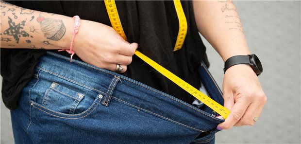 „Beitragssatzstabilität!“ – Die Honorarschere wird nachgeschärft Ein Mann miss seinen Bauch.