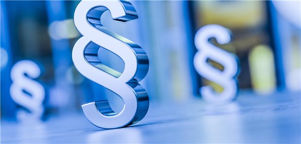 So lassen sich Haftungsrisiken in der Hausarztpraxis minimieren Ein Paragrafenzeichen in blau und im Hintergrund verschwommene Paragrafen.