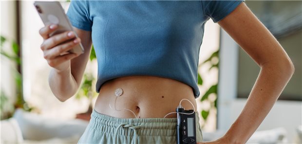 Digitalisierung in der Diabetologie: sozial gerecht oder diskriminierend? Frau mit Diabetesgerät