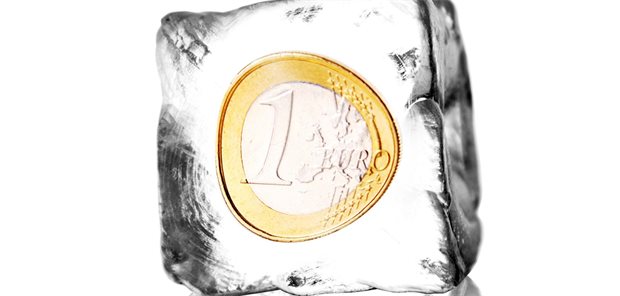 Koalition schnürt das GKV-Sparpaket auf – und schärft es nach Ein in einen Eiswürfel gepackte Euro-Münze.