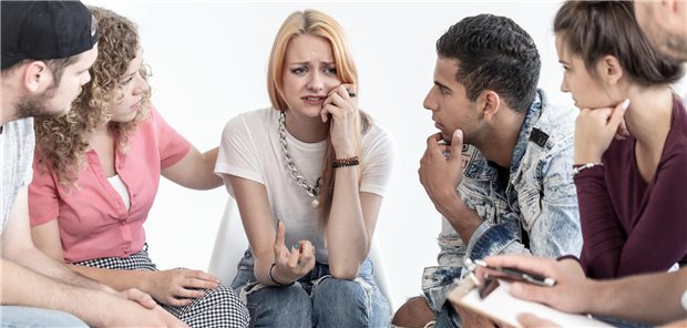 So unterstützen Sie junge Erwachsene mit Krebs Junge Menschen trösten eine Frau.