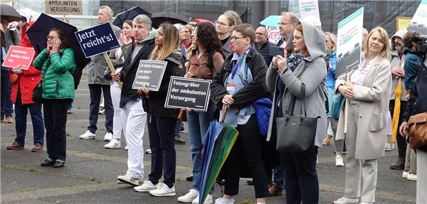 Ärzteprotest in Mainz: Zum Start des 128. Deutschen Ärztetages hatten sich vor der Rheingoldhalle rund hundert Ärztinnen, Ärzte und MFA versammelt, um ihre Botschaften direkt an den Gesundheitsminister zu adressieren.