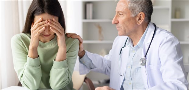 Empfehlungen für das Überbringen schlechter Nachrichten Ein Arzt tröstet eine Patientin.