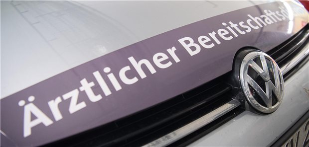 „Nicht umsetzbar!“: Gesetzentwurf zur Notfallreform stiftet Verwirrung „Ärztlicher Bereitschaftsdienst“ steht auf einem Dienstwagen geschrieben.