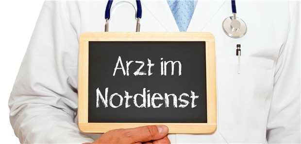 Ärzteverbände warnen: Notdienstangebote rund um die Uhr werden scheitern Mediziner hält Schild mit der Überschrift "Arzt im Notdienst" in der Hand.