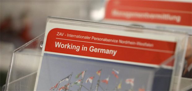 In Praxis und Klinik: Anteil ausländischer Beschäftigter im Gesundheitswesen nimmt zu Das Foto zeigt Werbematerialien der Zentralen Auslands- und Fachvermittlung: Aufschrift: Working in Germany.
