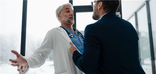 40 Prozent der Praxen haben in den letzten fünf Jahren Gewalt erfahren Aggressive Situationen in der Arztpraxis haben im vergangenen Jahr sprunghaft zugenommen. Die Vertreterversammlung der KBV hat am Freitag dazu eine Resolution verfasst.