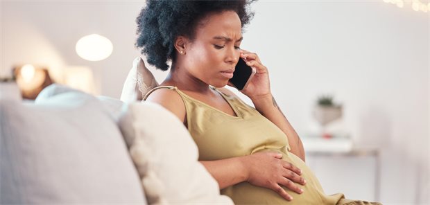 Schwangere mit akutem Abdomen: Der Blinddarm war es diesmal nicht Eine schwangere Frau hält sich die rechte Bauchseite und telefoniert.