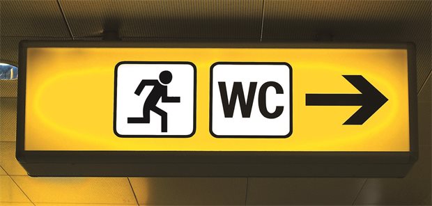Akuter Durchfall: Wann mehr als Teefasten nötig ist Schild, das den Weg zum nächsten WC anzeigt.