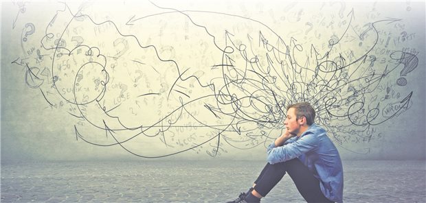 ADHS: Mehr Neudiagnosen bei Erwachsenen in Deutschland Ein junger Mann sitzt auf dem Boden, um seinen Kopf sind Kritzelein gezeichnet, die sein Innenleben widerspiegeln sollen